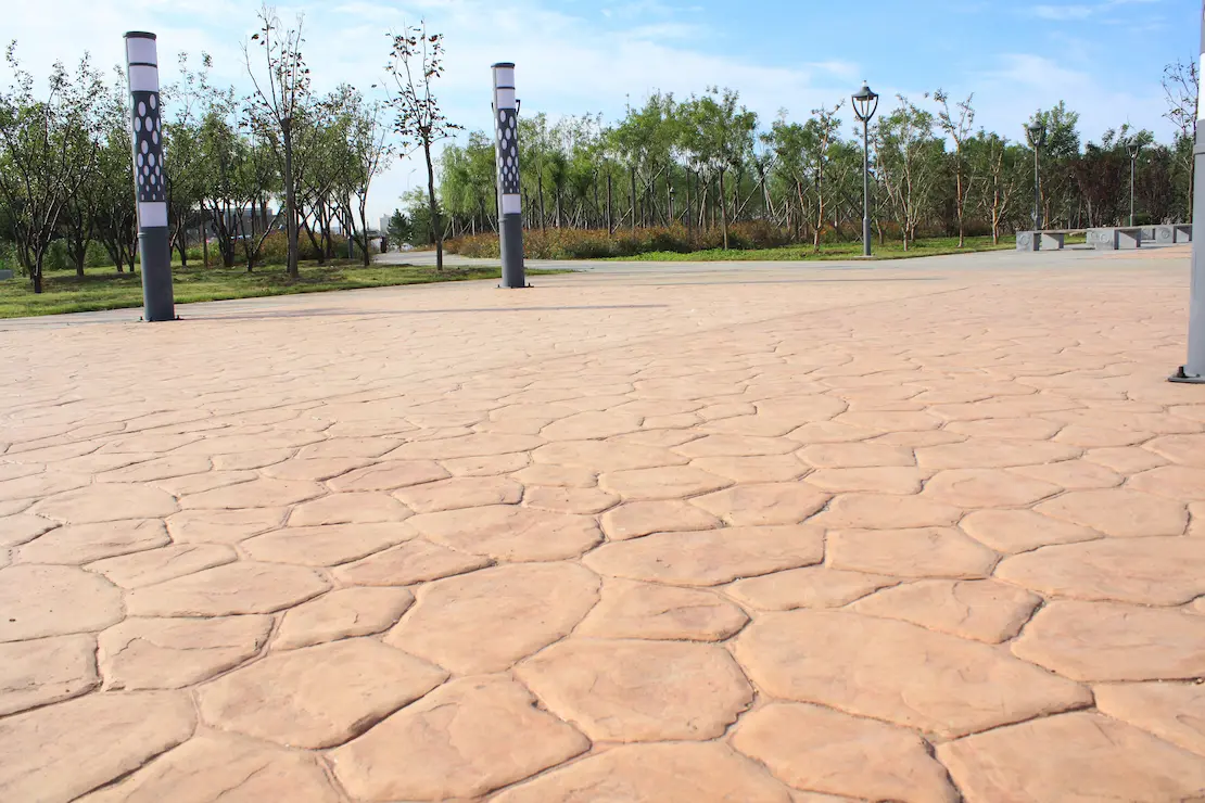 Zona de relax de una universidad con pavimento de hormigón estampado